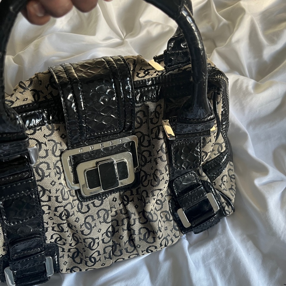 Vintage GUESS Black and Cream Women's HandBag 👜💕 - Picture 2 of 8